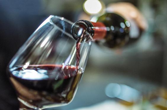 Почему нужно покупать самое дешевое вино - объясняет известный сомелье