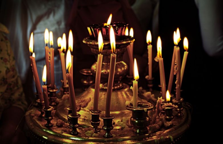 Как правильно ставить свечи в церкви: за себя, родных, недругов… Это нужно знать!