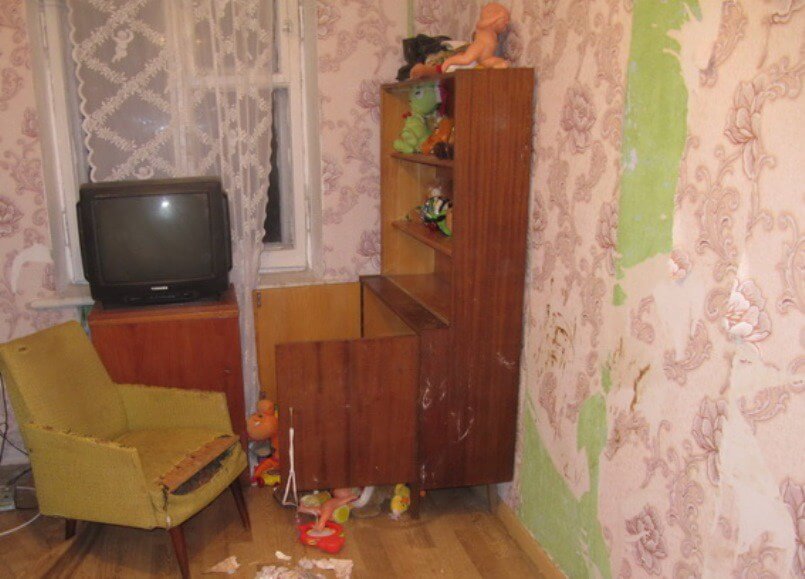 Украина в шоке: мать оставила детей дома на 9 дней ради любовника — мальчик умер, девочку спасают
