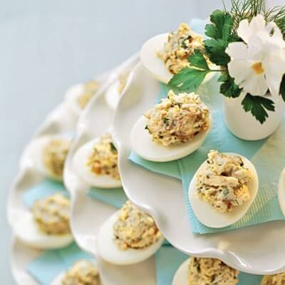 Фаршированные яйца станут настоящим деликатесом с правильной начинкой!