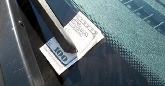 Если Вы заметили банкноту на лобовом стекле своего автомобиля – звоните в полицию!