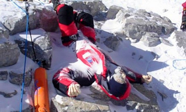 Гора смерти: шокирующие фото погибших на Эвересте