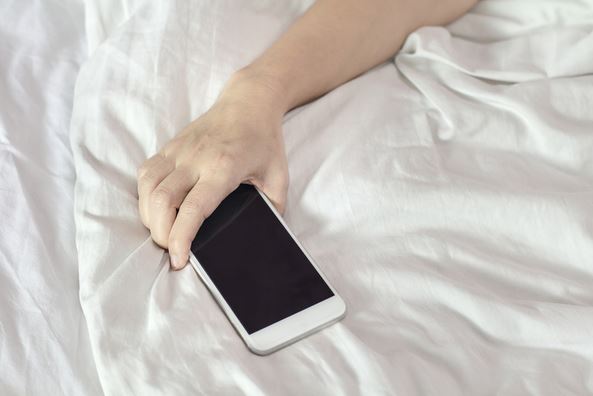 Если Вы ложитесь спать, и телефон лежит рядом с кроватью – тогда Вам обязательно нужно узнать об этом!