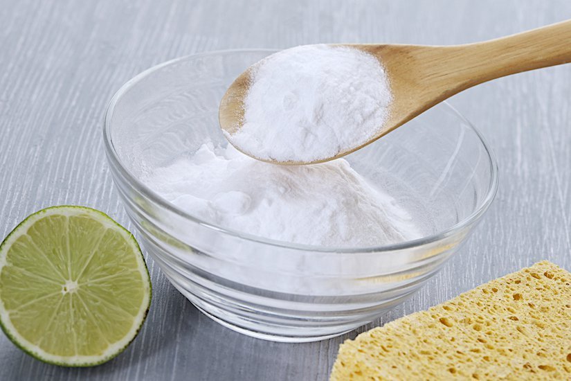 Как соль помогает очистить стоки, кухонные губки, поверхность стола, сковороды и утюга