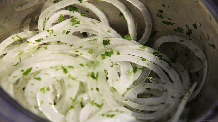 Самый быстрый маринованный лук для вкуснейших салатов и не только!