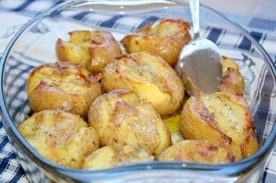 Очень простой рецепт вкусного и ароматного картофеля, запечённого по-португальски!
