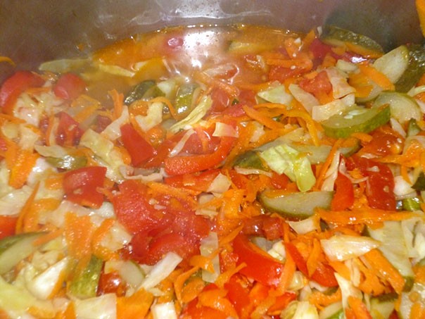 Овощной салат «Лето» - его витаминный состав и яркий вкус полностью соответствует названию!