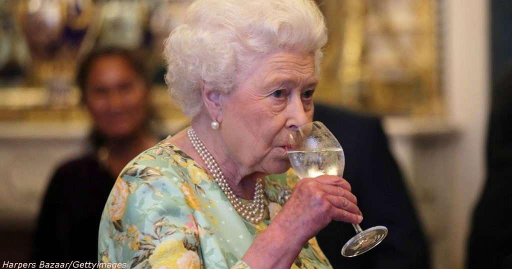 В свой 95 лет Елизавета ІІ пьёт по 4 бокала в день. Вот королевский рецепт долголетия!