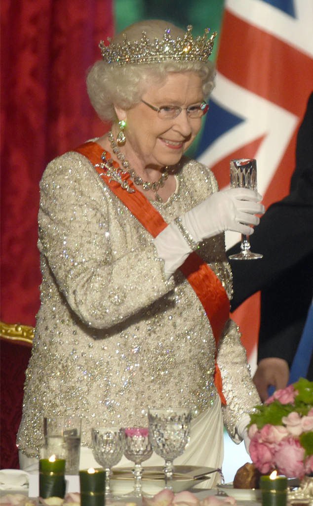 В свой 95 лет Елизавета ІІ пьёт по 4 бокала в день. Вот королевский рецепт долголетия!