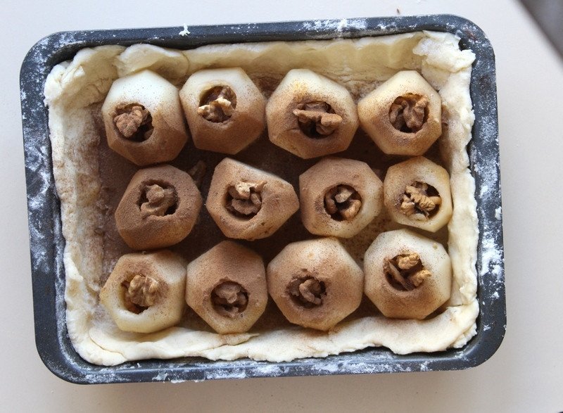 Творожный пирог с грушами и орехами