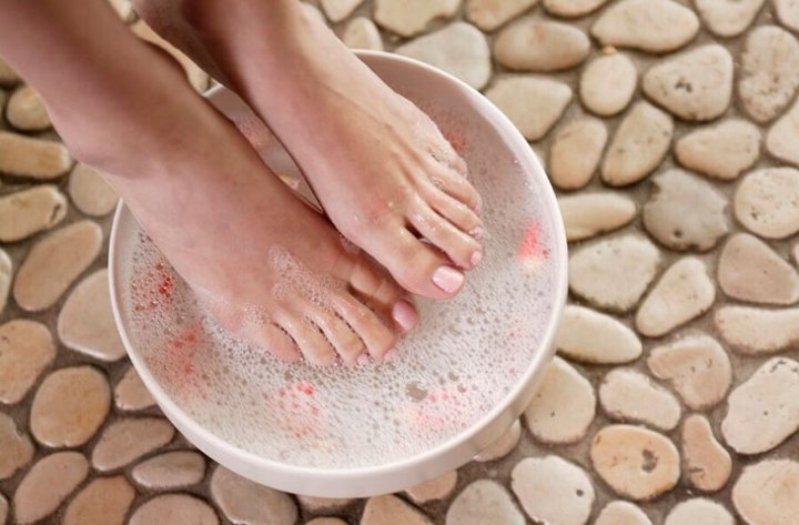 Начните втирать соду в ноги каждый день на протяжении 2 недель. Результат порадует!