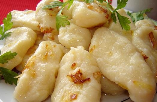 Картофельные галушки по-закарпатски очень выручают, если надо быстро, вкусно, сытно и очень экономно накормить большую компанию.