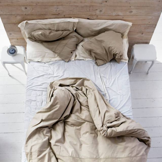 Вы в курсе, что кровать лучше не заправлять после сна? А знаете, почему так?