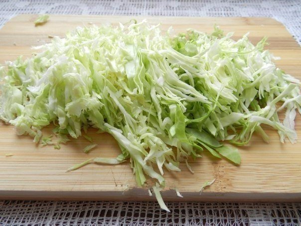 Вкусный салатик с копченой колбасой