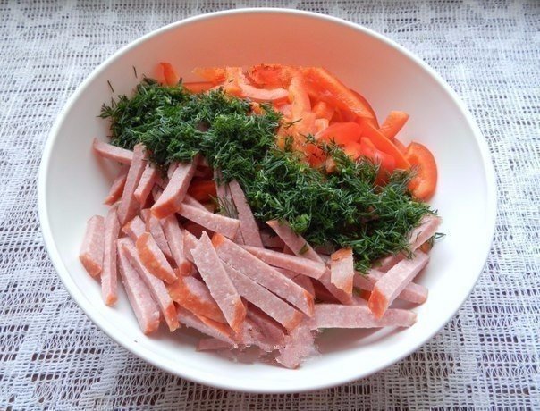 Вкусный салатик с копченой колбасой