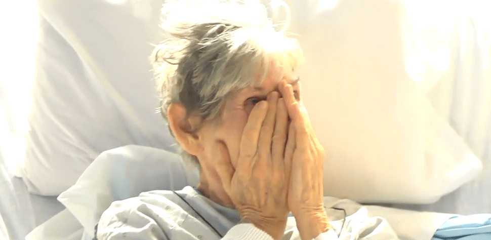 Больная бабушка не смогла прийти на свадьбу внучки. То, что сделала внучка, довело бабушку до слёз!