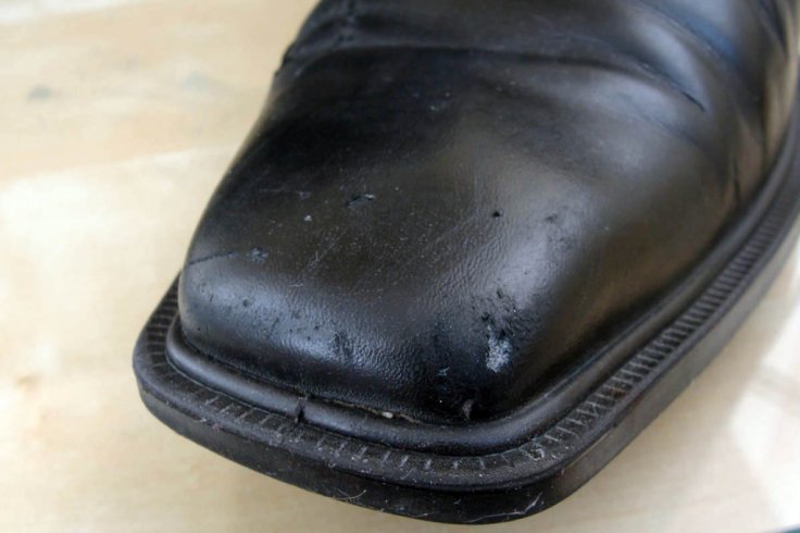 Кожаные сумки, обувь и даже кожаный диван привела в порядок! Теперь царапины на новых туфельках больше не проблема!