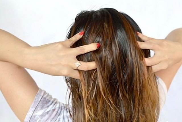 Добавьте пару капель полезных масел в шампунь, чтобы волосы не выпадали и были здоровы!