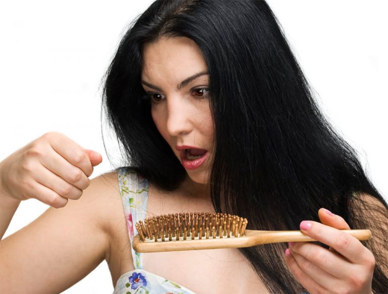 Добавьте пару капель полезных масел в шампунь, чтобы волосы не выпадали и были здоровы!