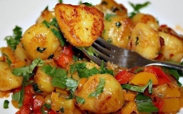 Пикантная картошка с болгарским перцем — для любителей остренького!