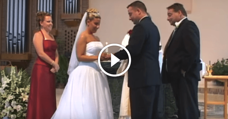Неожиданный случай во время венчания. Даже священник не смог сдержать смех!