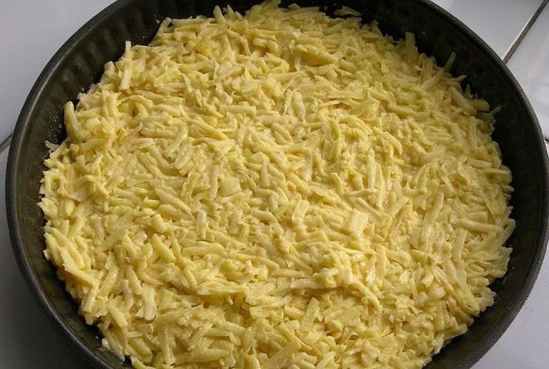 Смешайте натертый картофель с сыром и чесноком и в духовку. Так просто, но безумно вкусно!