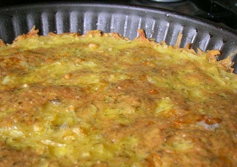 Смешайте натертый картофель с сыром и чесноком и в духовку. Так просто, но безумно вкусно!