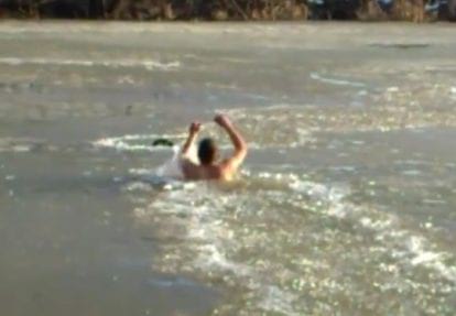 Посреди замерзшего пруда, теряя силы, барахтался кто-то живой. Парень, не раздумывая, бросился на помощь!