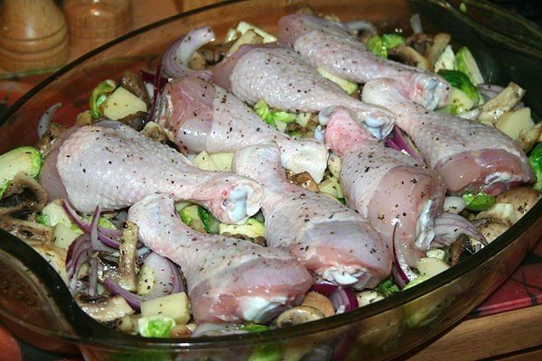 Вкусные и сытные куриные ножки, запечённые с грибами и овощами