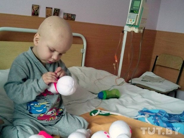 Маленький Андрей в свои 4 года шьёт игрушки, чтобы оплатить себе дорогостоящее лечение. История маленького мальчика из Украины