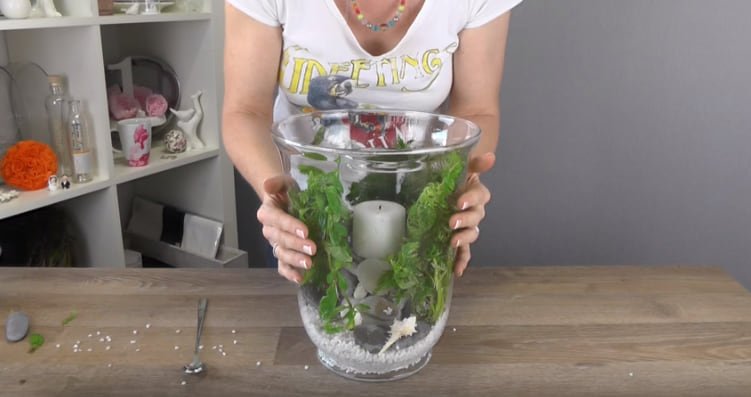 Женщина ставит свечку в стеклянную вазу и заливает все водой. Вы ахните, увидев результат!
