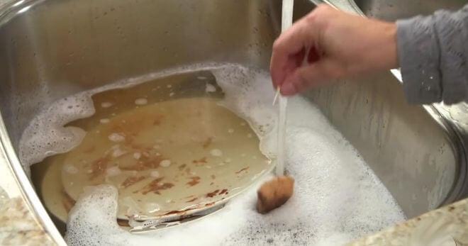 Женщина бросает чайный пакетик в раковину с посудой. Когда я узнала, зачем она это делает — обалдела!