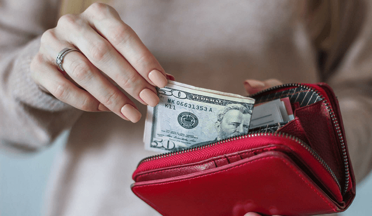 Шепотки на деньги: 5 заговоров, помогающих обрести богатство