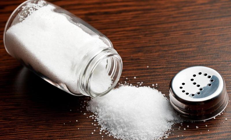 Обычная соль поможет прочистить стоки, вымыть окна, омолодить кожу, убрать зубную боль и не только!