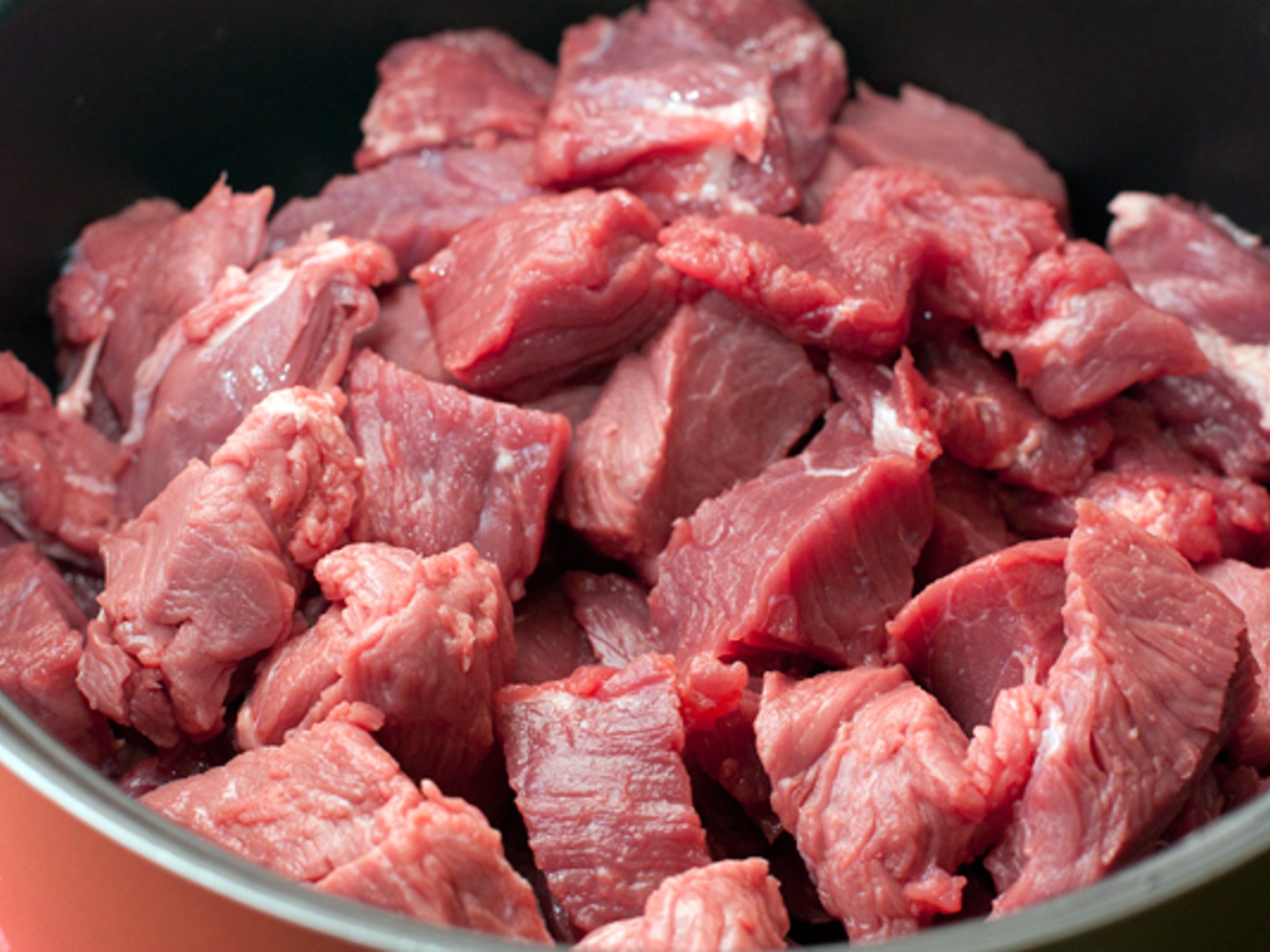 Рецепт приготовления говядины в кастрюле. Нарезанная говядина. Свинина. Говядина нарезанная кусочками. Свинина кусочками.