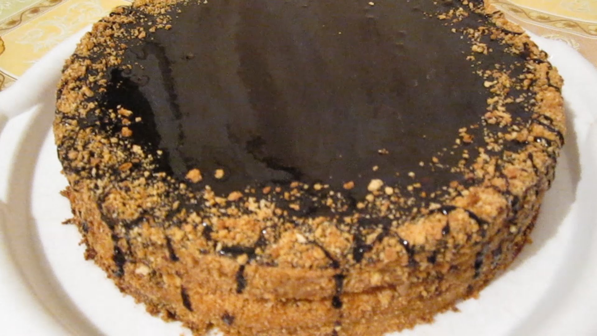 Украшение медового торта шоколадной глазурью