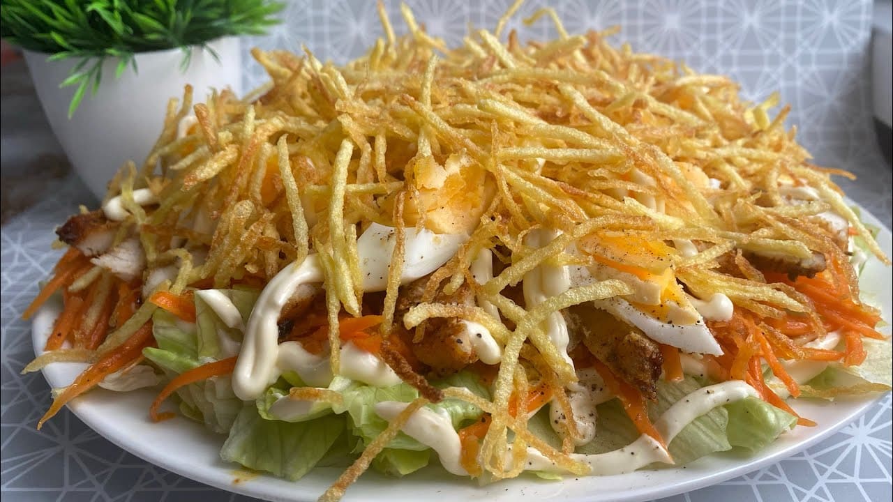 Вкусный и калорийный слоёный салат "Вьюга", рецепт не сложный...